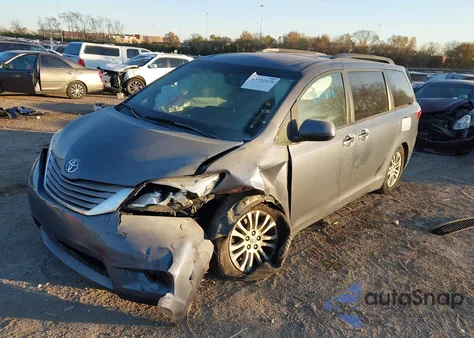 2015 Toyota Sienna Xle 8 Passenger z USA, uszkodzony, nr VIN 5TDYK3DC5FS639225
